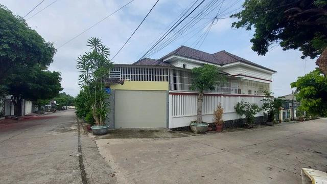 Cổng và tường rào nhà bà Thư nằm trên góc vát giao lộ A Dừa - Lê Chân. Ảnh: ĐỨC NHẬT