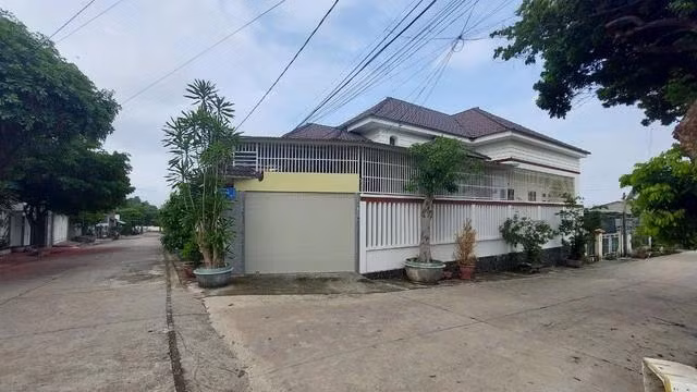 Cổng và tường rào nhà bà Thư nằm trên góc vát giao lộ A Dừa - Lê Chân. Ảnh: ĐỨC NHẬT