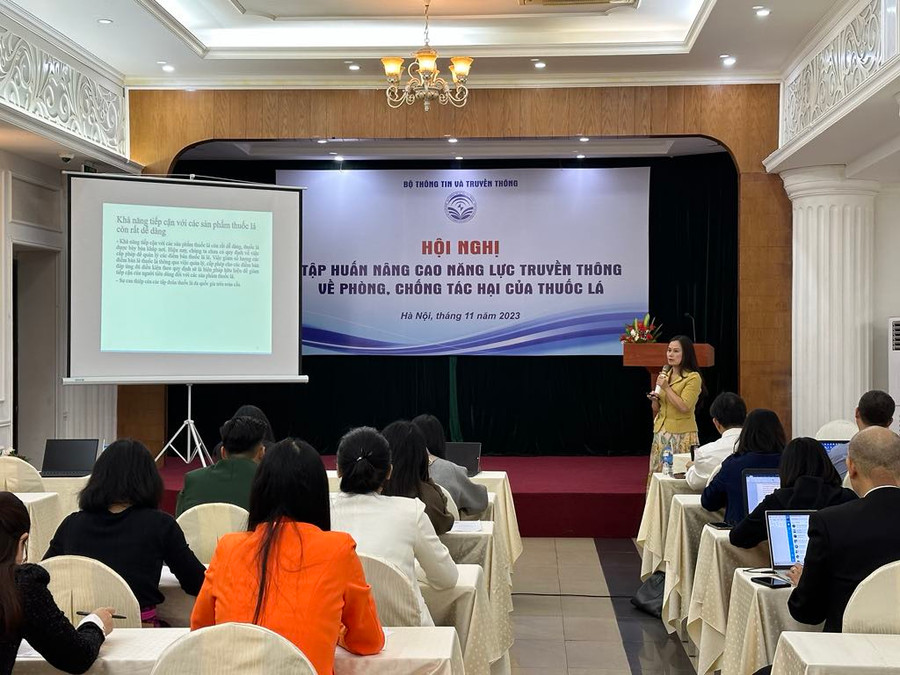 Thạc sỹ Nguyễn Thị Thu Hương - Quỹ Phòng, chống tác hại của thuốc lá (Bộ Y tế) phát biểu tại Hội nghị. (Ảnh: T.G/Vietnam+)