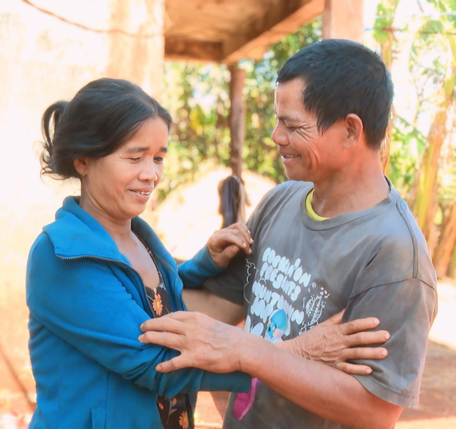 Ông Đinh Phúc mừng rỡ gặp lại vợ mình sau hơn một năm biệt tích. Ảnh: Bảo Hân Ông Đinh Phúc mừng rỡ gặp lại vợ mình sau hơn một năm biệt tích. Ảnh: Bảo Hân