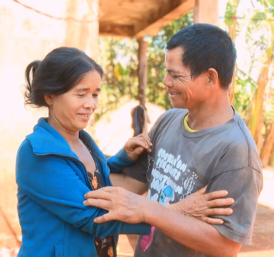 Ông Đinh Phúc mừng rỡ gặp lại vợ mình sau hơn một năm biệt tích. Ảnh: Bảo Hân