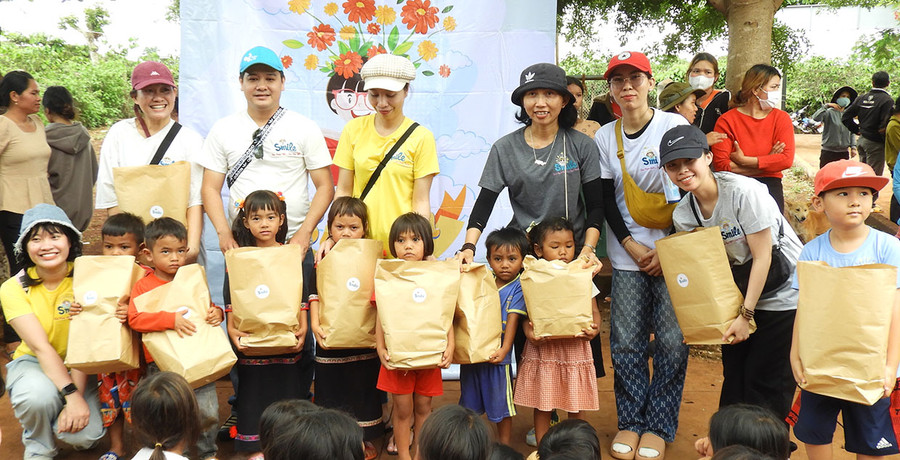 Nhóm từ thiện Smile đã đến thăm và tặng suất quà cho trẻ em và các hộ dân có hoàn cảnh khó khăn tại làng K’Dập (xã Hneng, huyện Đak Đoa). Ảnh: Thanh Nhật Nhóm từ thiện Smile đã đến thăm và tặng suất quà cho trẻ em và các hộ dân có hoàn cảnh khó khăn tại làng K’Dập (xã Hneng, huyện Đak Đoa). Ảnh: Thanh Nhật