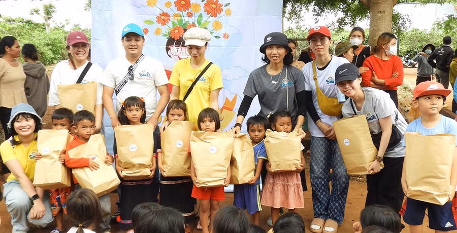 Nhóm từ thiện Smile đã đến thăm và tặng suất quà cho trẻ em và các hộ dân có hoàn cảnh khó khăn tại làng K’Dập (xã Hneng, huyện Đak Đoa). Ảnh: Thanh Nhật
