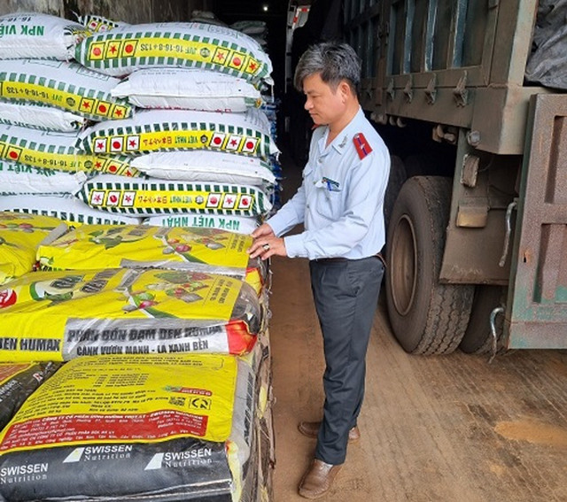 Lực lượng Thanh tra Sở NN-PTNT tỉnh Đắk Nông kiểm tra một cơ sở kinh doanh phân bón trên địa bàn tỉnh. SỞ NN-PTNT TỈNH ĐẮK NÔNG