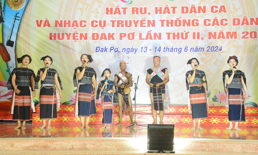 Một tiết mục hát dân ca kết hợp trình diễn nhạc cụ dân tộc tại Liên hoan hát ru, hát dân ca và nhạc cụ truyền thống các dân tộc huyện Đak Pơ. Ảnh: P.D