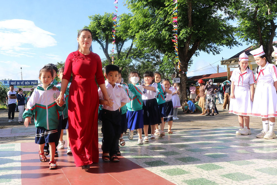 Giáo viên Trường Tiểu học Ngô Mây (phường An Phú, thị xã An Khê) ân cần đón các em học sinh lớp 1 vào lớp. Ảnh: Ngọc Minh Giáo viên Trường Tiểu học Ngô Mây (phường An Phú, thị xã An Khê) ân cần đón các em học sinh lớp 1 vào lớp. Ảnh: Ngọc Minh