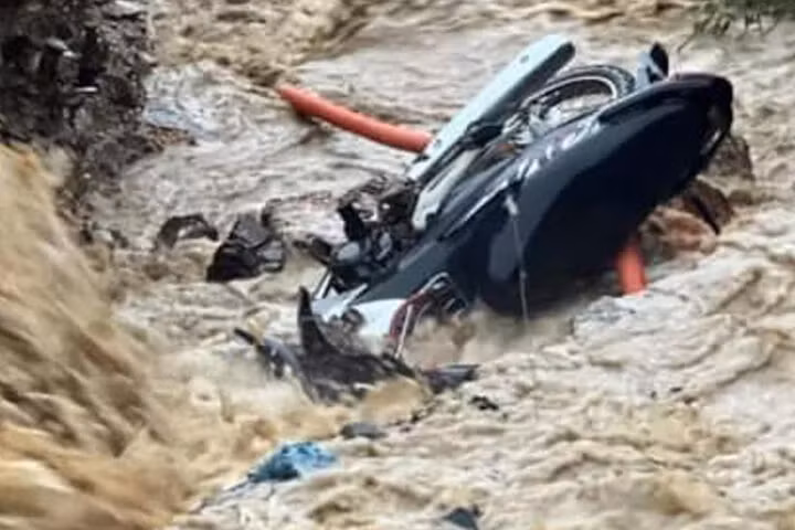 Nước chảy xiết cuốn trôi xe máy của người đi đường. (Ảnh: Đ.X.) Nước chảy xiết cuốn trôi xe máy của người đi đường. (Ảnh: Đ.X.)