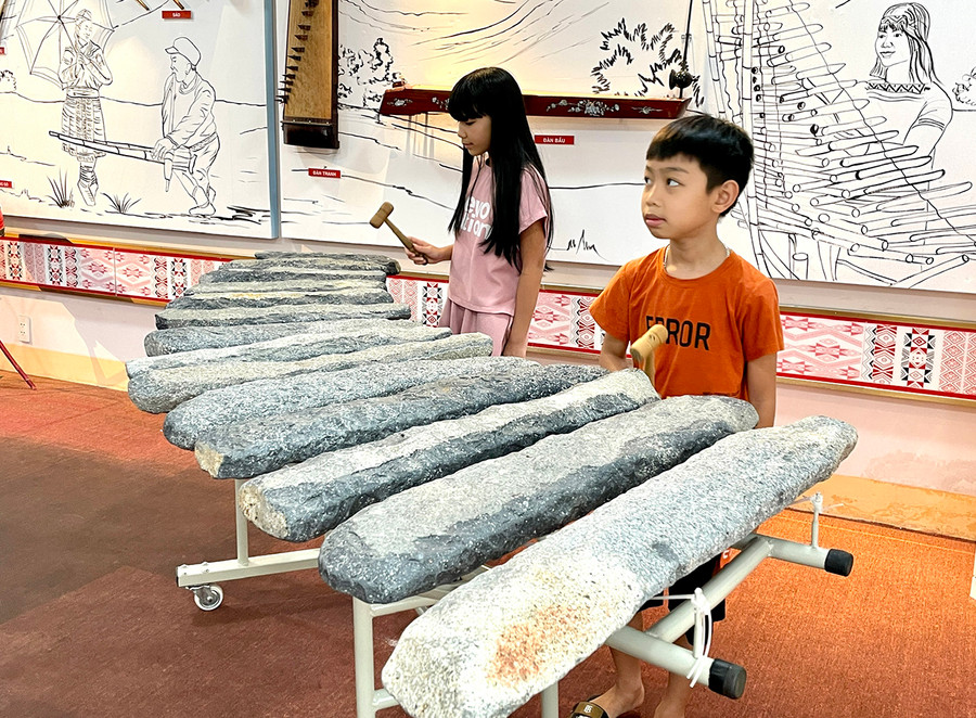 Chiếc đàn đá được trưng bày nhằm tạo cơ hội tìm hiểu, trải nghiệm thú vị. Ảnh: Lam Nguyên