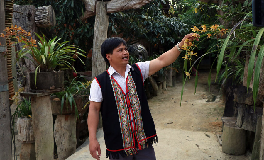 Anh A Hiên đang giới thiệu hoa địa lan của gia đình. Anh A Hiên đang giới thiệu hoa địa lan của gia đình.