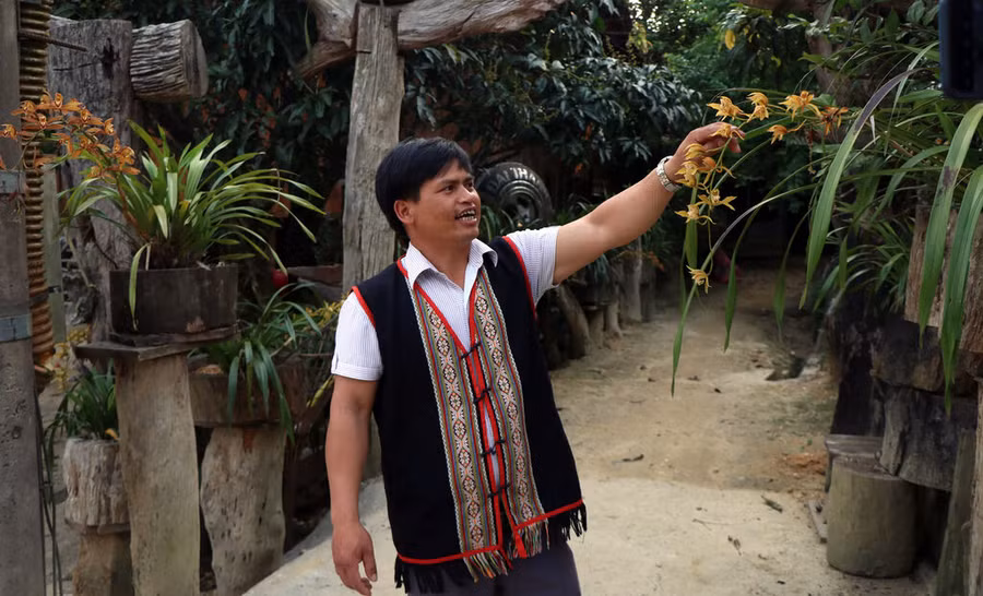 Anh A Hiên đang giới thiệu hoa địa lan của gia đình.