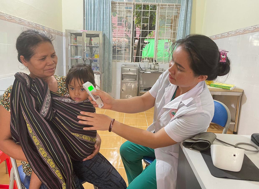 Suốt 12 năm gắn bó với buôn làng, bác sĩ Ksor H’Saly-Trạm trưởng Trạm Y tế xã Chư Mố (huyện Ia Pa) luôn tận tình chăm sóc sức khỏe người dân. Ảnh: Vũ Chi