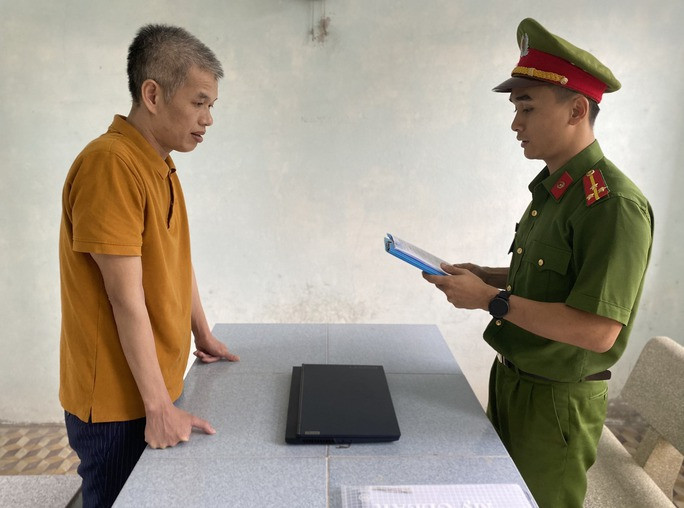 Bắt 2 đối tượng lừa đảo với hình thức chuyển nhượng cổ phần đa cấp - Ảnh 2. Ngày 17-11-2023, công an thực hiện lệnh bắt tạm giam đối với Đào Nguyên Nghị để điều tra hành vi "Lừa đảo chiếm đoạt tài sản" (ảnh Công an cung cấp)