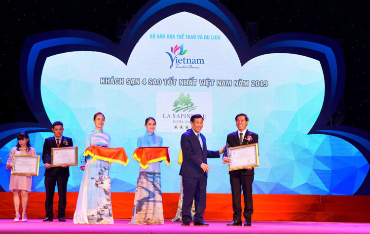 Bộ trưởng Bộ VHTT&DL Nguyễn Ngọc Thiện trao chứng nhận cho Khách sạn La Sapinette Đà Lạt trong hạng mục "10 khách sạn 4 sao tốt nhất Việt Nam" Bộ trưởng Bộ VHTT&DL Nguyễn Ngọc Thiện trao chứng nhận cho Khách sạn La Sapinette Đà Lạt trong hạng mục "10 khách sạn 4 sao tốt nhất Việt Nam"