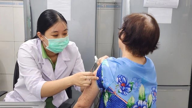 Tiêm vắc-xin phòng ngừa bệnh tại Viện Pasteur TP HCM