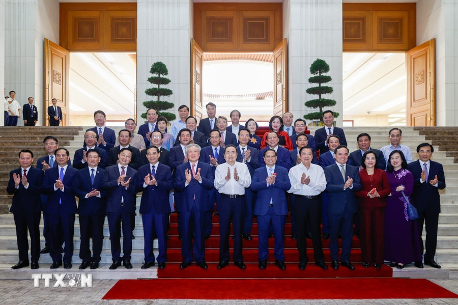 Thủ tướng Phạm Minh Chính, Chủ tịch Quốc hội Trần Thanh Mẫn và đại biểu với các thành viên Chính phủ. (Ảnh: Dương Giang/TTXVN) Thủ tướng Phạm Minh Chính, Chủ tịch Quốc hội Trần Thanh Mẫn và đại biểu với các thành viên Chính phủ. (Ảnh: Dương Giang/TTXVN)