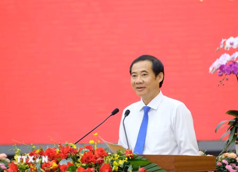 Ông Nguyễn Thái Học, quyền Bí thư Tỉnh ủy Lâm Đồng, phát biểu chỉ đạo, giao nhiệm vụ cho các cán bộ được điều động, bổ nhiệm giữ chức vụ mới. (Ảnh: Nguyễn Dũng/TTXVN)