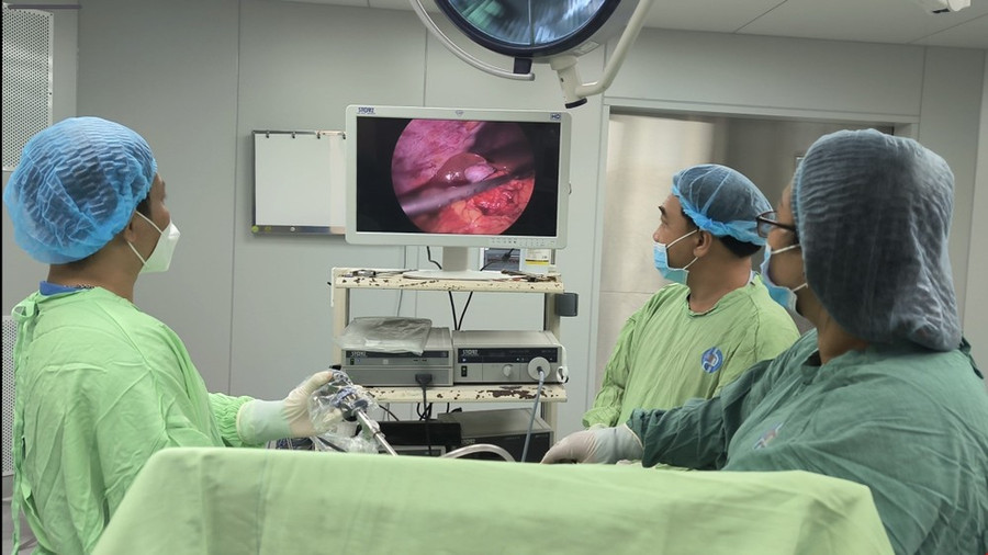 Các bác sỹ tại Bệnh viện Đa khoa tỉnh Bình Dương thực hiện ca phẫu thuật cho sản phụ mang thai ngoài tử cung hiếm gặp. (Ảnh: TTXVN phát)