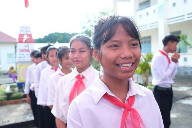 Em Y Thuận vui mừng khi gặp lại bạn bè sau hơn 2 tháng nghỉ hè