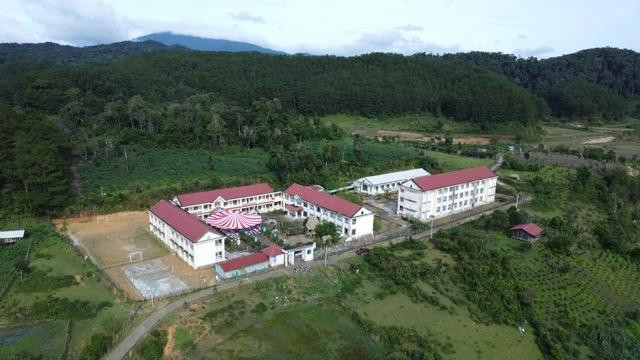 Trường tiểu học-THCS Đăk Tăng nằm lọt thỏm giữa những cánh rừng