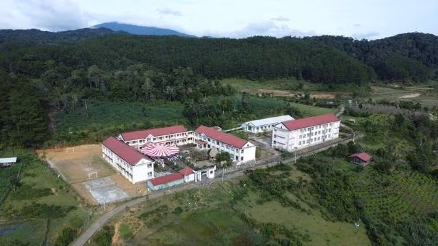 Trường tiểu học-THCS Đăk Tăng nằm lọt thỏm giữa những cánh rừng