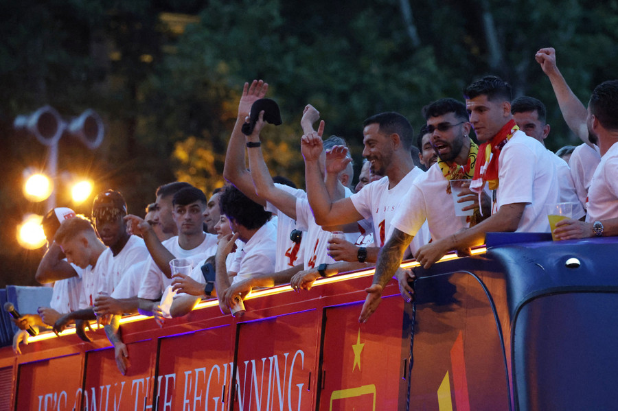 Các cầu thủ tiến đến quảng trường. Ảnh Reuters