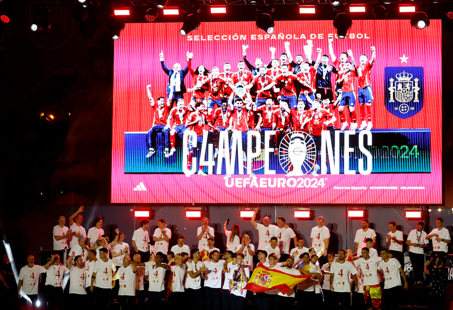 Các cầu thủ khoác lên mình chiếc áo với biểu tượng chức vô địch thứ tư. Ảnh Reuters