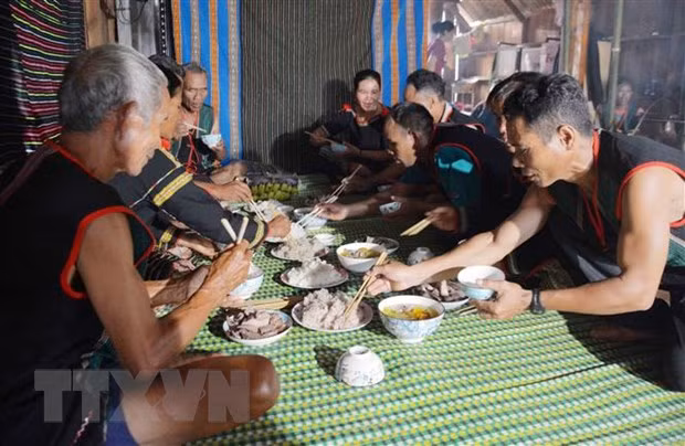 Bữa cơm thân mật mừng thọ cho cha mẹ. (Ảnh: Hoài Thu/TTXVN)