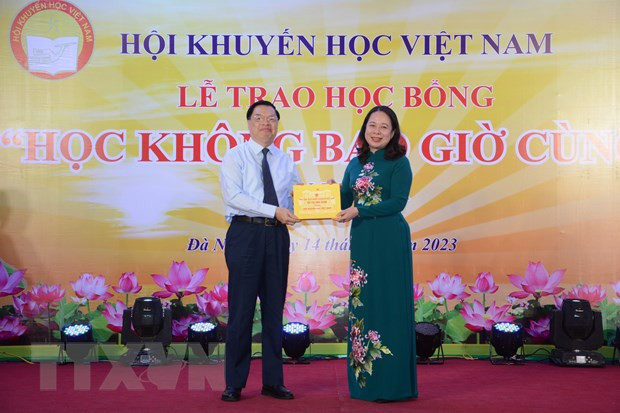 Phó Chủ tịch nước Võ Thị Ánh Xuân tặng quà cho Trung ương Hội Khuyến học Việt Nam. (Ảnh: Văn Dũng/TTXVN) Phó Chủ tịch nước Võ Thị Ánh Xuân tặng quà cho Trung ương Hội Khuyến học Việt Nam. (Ảnh: Văn Dũng/TTXVN)