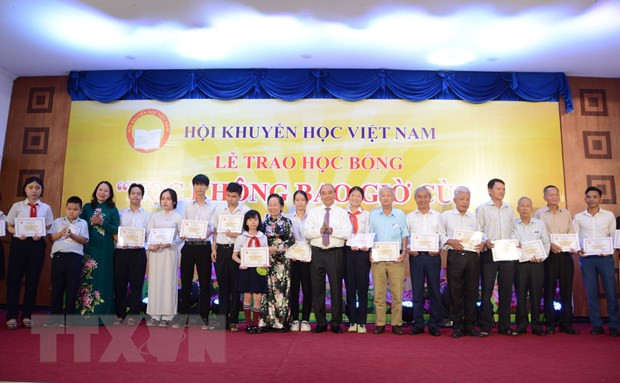 Ban tổ chức trao học bổng cho các học sinh, sinh viên và người lớn có nhiều thành tích tiêu biểu trong học tập. (Ảnh: Văn Dũng/TTXVN) Ban tổ chức trao học bổng cho các học sinh, sinh viên và người lớn có nhiều thành tích tiêu biểu trong học tập. (Ảnh: Văn Dũng/TTXVN)