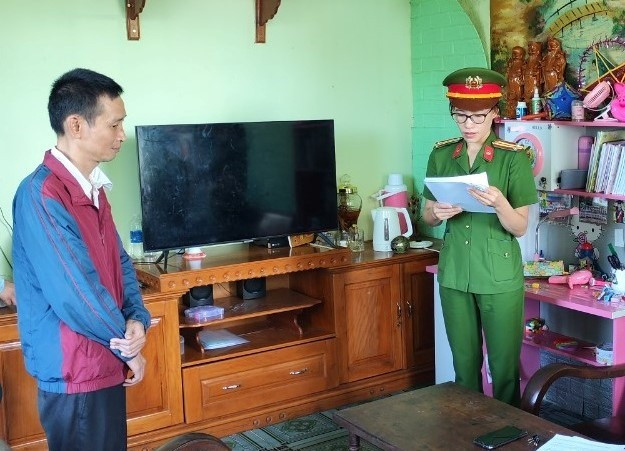 Bị can Đỗ Văn Xuân, nguyên Phó giám đốc Trung tâm Đăng kiểm 81-03D, nghe đọc lệnh khởi tố. Ảnh công an cung cấp Bị can Đỗ Văn Xuân, nguyên Phó giám đốc Trung tâm Đăng kiểm 81-03D, nghe đọc lệnh khởi tố. Ảnh công an cung cấp