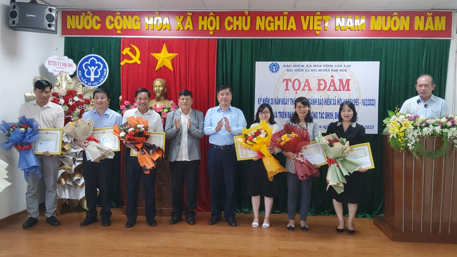 Trao giấy khen của Giám đốc BHXH tỉnh Gia Lai cho các tập thể và cá nhân có thành tích xuất sắc trong thực hiện công tác BHXH và BHYT năm 2022. Ảnh: Thanh Nhật Trao giấy khen của Giám đốc BHXH tỉnh Gia Lai cho các tập thể và cá nhân có thành tích xuất sắc trong thực hiện công tác BHXH và BHYT năm 2022. Ảnh: Thanh Nhật