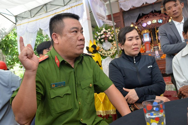 Đại úy Trần Hoài An, phó Trưởng Công an xã Nghĩa Dõng, TP Quảng Ngãi, kể lại khoảnh khắc bắt giữ nghi phạm. Ảnh: T.Trực Đại úy Trần Hoài An, phó Trưởng Công an xã Nghĩa Dõng, TP Quảng Ngãi, kể lại khoảnh khắc bắt giữ nghi phạm. Ảnh: T.Trực