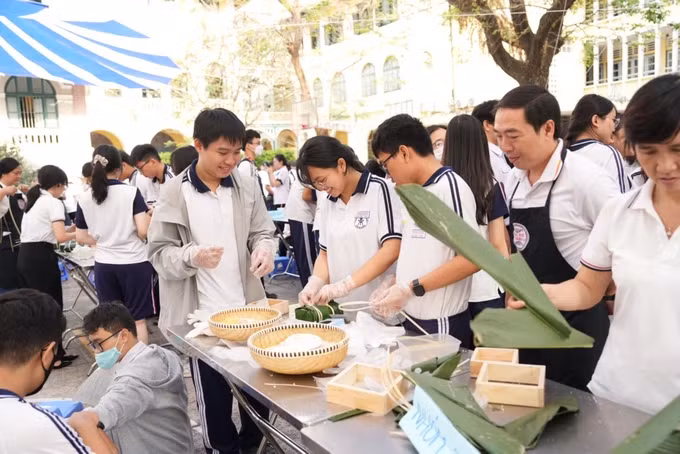Học sinh Trường THPT chuyên Trần Đại Nghĩa (quận 1, TPHCM) tham gia hoạt động trải nghiệm tại sân trường. Ảnh: MINH QUÂN