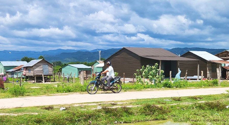 Các hộ dân vùng sạt lở ven sông Ba đã được di dời về khu tái định cư thuộc Dự án sắp xếp, ổn định dân cư buôn H&apos;Lang (xã Chư Rcăm, huyện Krông Pa). Ảnh: M.P