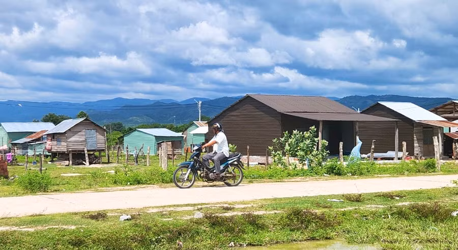 Các hộ dân vùng sạt lở ven sông Ba đã được di dời về khu tái định cư thuộc Dự án sắp xếp, ổn định dân cư buôn H'Lang (xã Chư Rcăm, huyện Krông Pa). Ảnh: M.P
