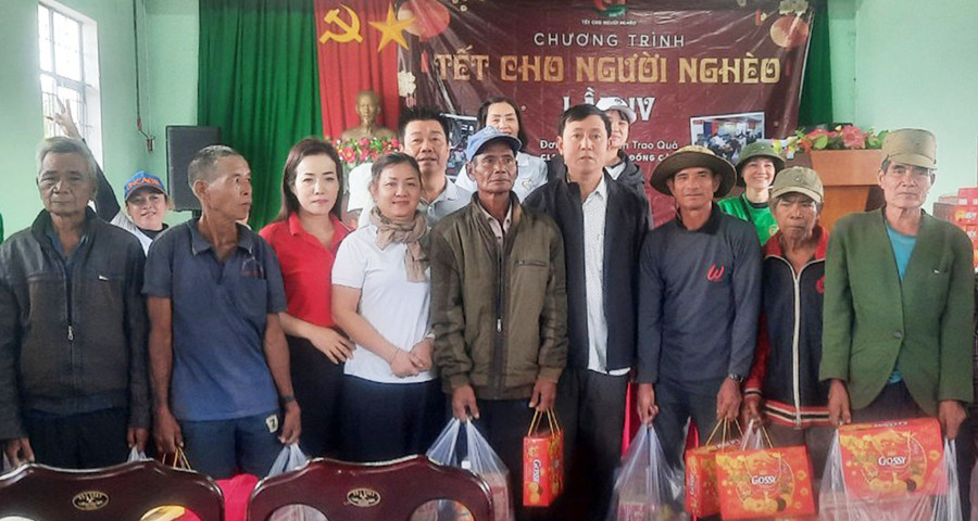 Đoàn công tác tặng quà cho đồng bào dân tộc thiểu số nghèo, khó khăn của xã Ya Ma, huyện Kông Chro. Ảnh: Hồng Ngọc