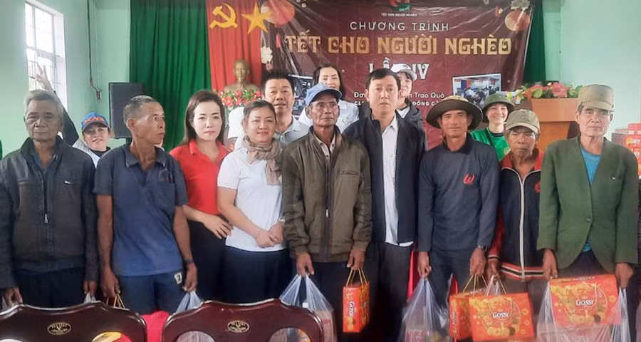 Đoàn công tác tặng quà cho đồng bào dân tộc thiểu số nghèo, khó khăn của xã Ya Ma, huyện Kông Chro. Ảnh: Hồng Ngọc