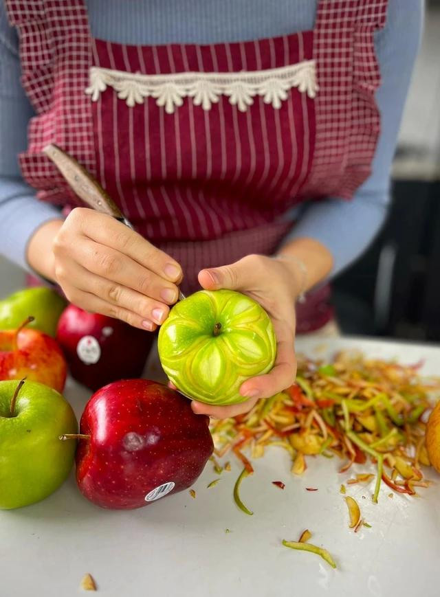 Những quả táo được chị Giang cắt tỉa tỉ mỉ. Ảnh: NVCC