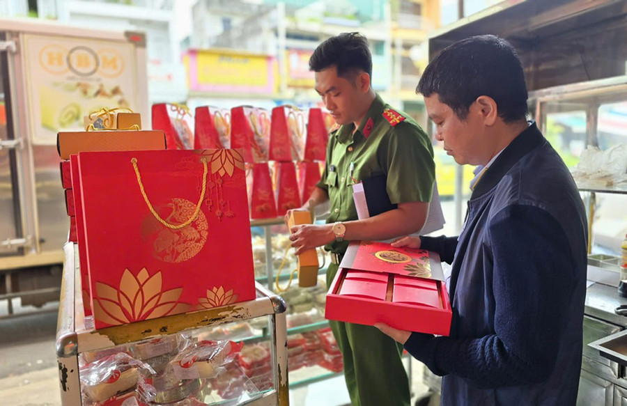 Ngành chức năng tăng cường kiểm tra đảm bảo an toàn thực phẩm dịp Tết Trung thu. Ảnh: Bá Bính Ngành chức năng tăng cường kiểm tra đảm bảo an toàn thực phẩm dịp Tết Trung thu. Ảnh: Bá Bính