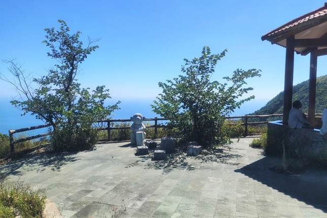 Một khu vực vọng cảnh trên đỉnh Bàn Cờ. Một khu vực vọng cảnh trên đỉnh Bàn Cờ.