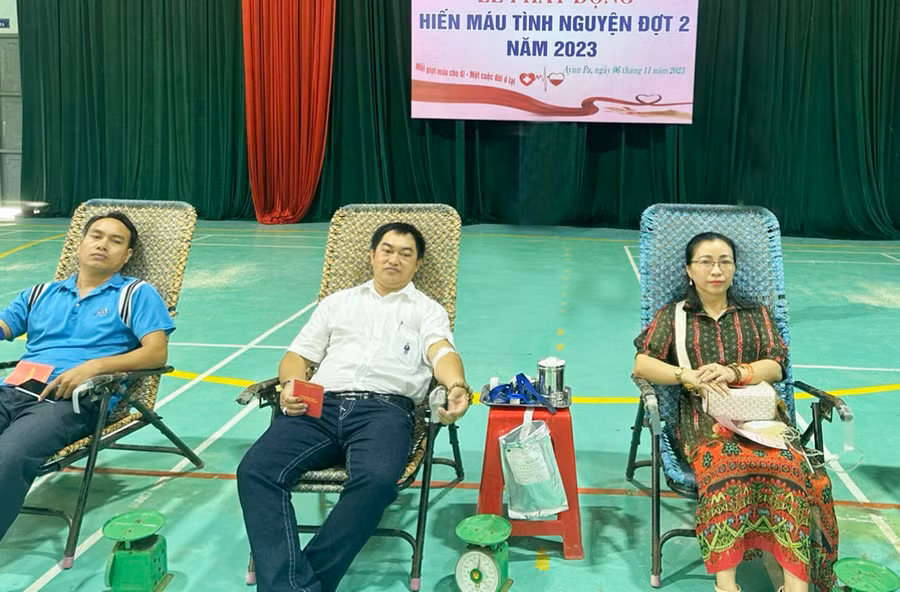 Vợ chồng anh Trần Quốc Dũng-chị Nguyễn Thị Thu Hòa (tổ 2, phường Đoàn Kết, thị xã Ayun Pa) đã 40 lần HMTN. Ảnh: NVCC