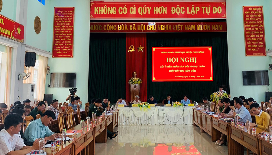 Huyện Chư Prông tổ chức hội nghị lấy ý kiến Nhân dân góp ý vào dự thảo Luật Đất đai (sửa đổi). Ảnh: Phượng Hồng Huyện Chư Prông tổ chức hội nghị lấy ý kiến Nhân dân góp ý vào dự thảo Luật Đất đai (sửa đổi). Ảnh: Phượng Hồng
