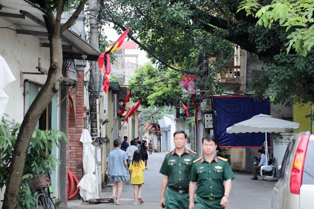 Trên khắp thôn làng, nhà dân thực hiện treo cờ rủ tưởng nhớ Tổng Bí thư Nguyễn Phú Trọng. Trên khắp thôn làng, nhà dân thực hiện treo cờ rủ tưởng nhớ Tổng Bí thư Nguyễn Phú Trọng.