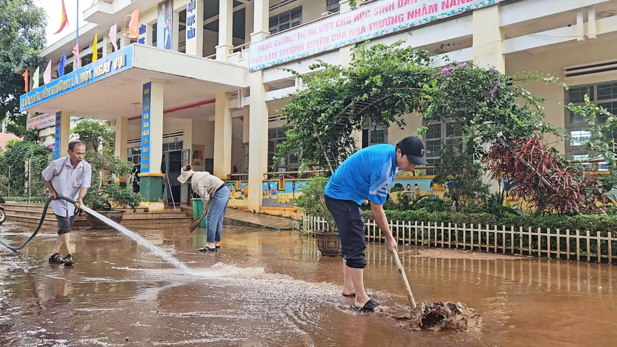 Các giáo viên, nhân viên Trường Tiểu học Bùi Thị Xuân (xã Kông Htok) dọn vệ sinh khuôn viên nhà trường để chuẩn bị năm học mới. Ảnh: N.S Các giáo viên, nhân viên Trường Tiểu học Bùi Thị Xuân (xã Kông Htok) dọn vệ sinh khuôn viên nhà trường để chuẩn bị năm học mới. Ảnh: N.S