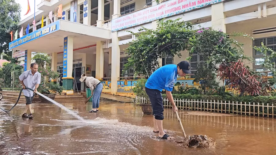 Các giáo viên, nhân viên Trường Tiểu học Bùi Thị Xuân (xã Kông Htok) dọn vệ sinh khuôn viên nhà trường để chuẩn bị năm học mới. Ảnh: N.S