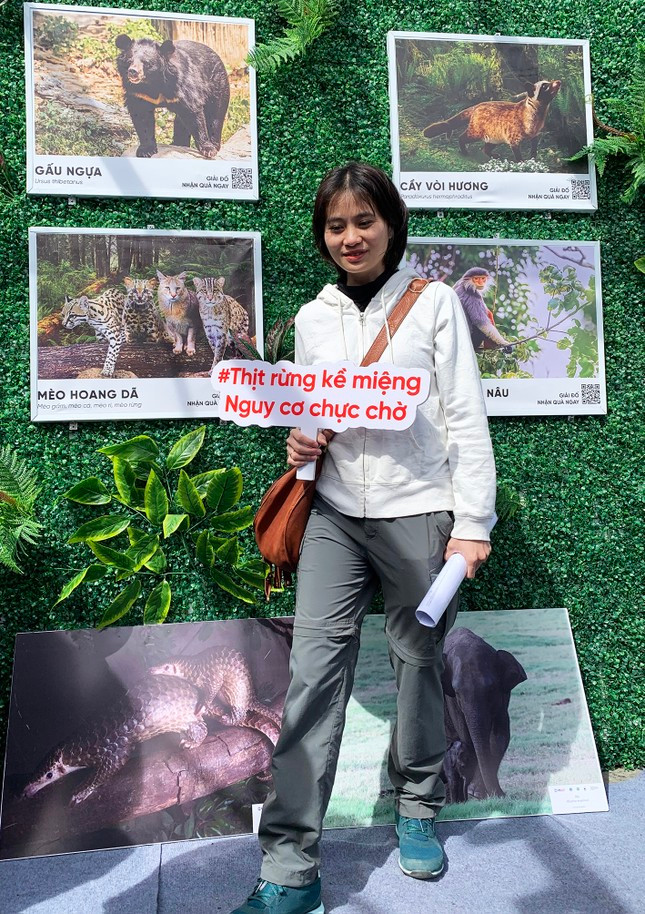 Bạn trẻ chụp ảnh lưu niệm, đồng thời truyền thông điệp không ăn thịt thú hoang dã. Bạn trẻ chụp ảnh lưu niệm, đồng thời truyền thông điệp không ăn thịt thú hoang dã.