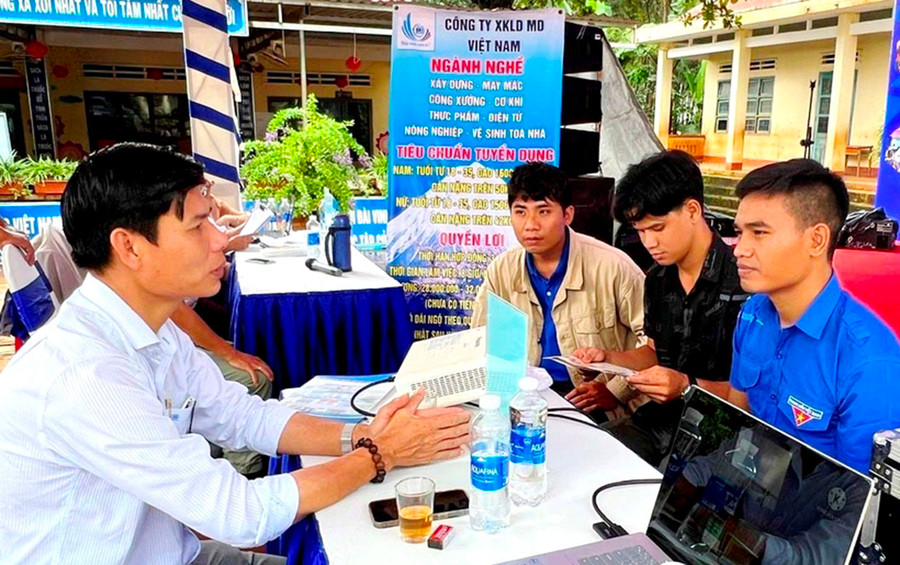 Doanh nghiệp giới thiệu thị trường xuất khẩu lao động cho người lao động tại phiên giao dịch việc làm xã Ia Dơk, huyện Đức Cơ. Ảnh: Đ.Y