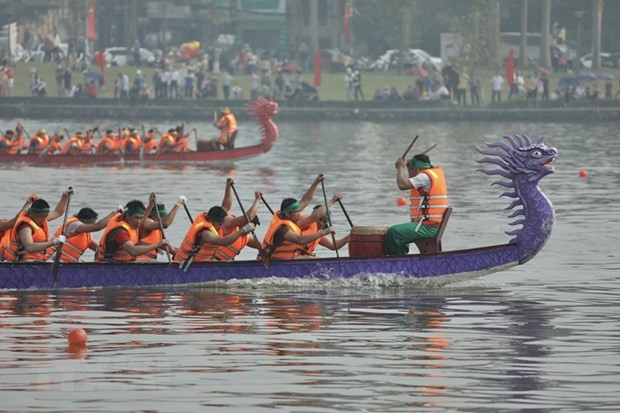 Giải Bơi chải thành phố Việt Trì mở rộng được tổ chức và đã trở thành sự kiện thể thao thường niên vào mỗi dịp Giỗ Tổ Hùng Vương. (Ảnh: TTXVN)