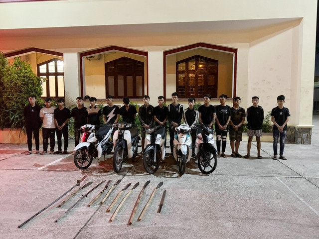 Nhóm người rủ đi đánh nhau bị Công an TP.Quy Nhơn triệu tập để xử lý. Ảnh TRỊ BÌNH