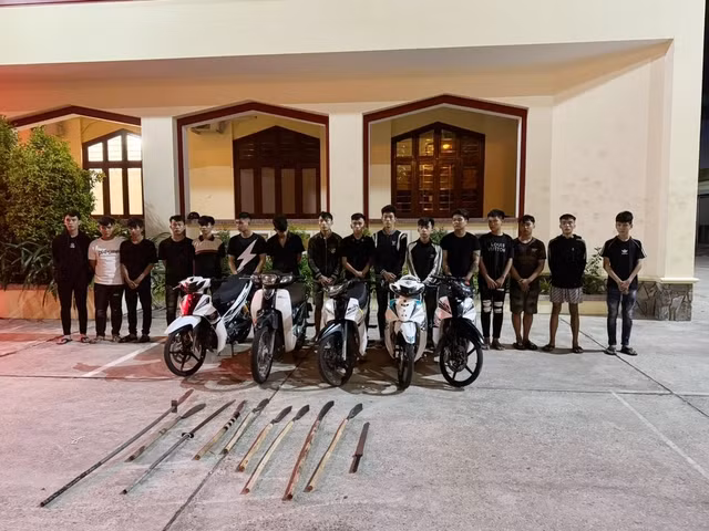 Nhóm người rủ đi đánh nhau bị Công an TP.Quy Nhơn triệu tập để xử lý. Ảnh TRỊ BÌNH